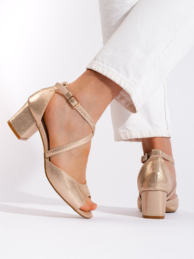 Zlaté dámske sandále na nízkom podpätku